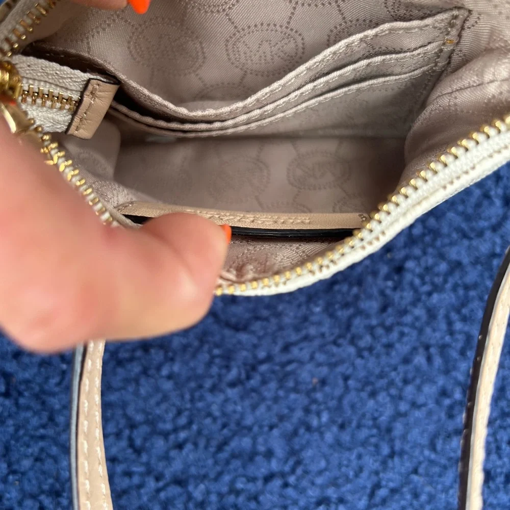 Michael Kors small signature wristlet - Picture 3 of 3